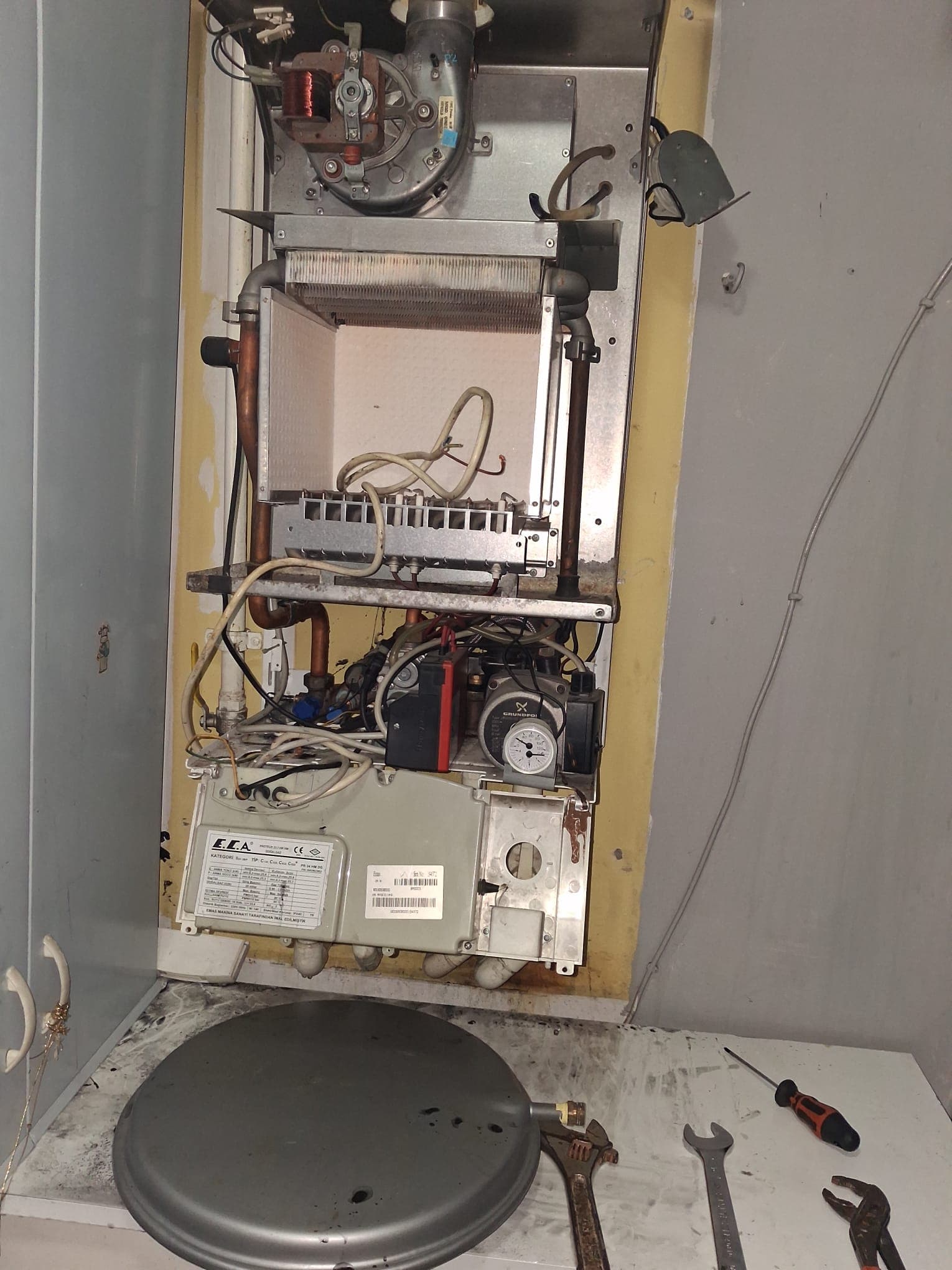 Kombi Basınç Düşmesi: Neden Olur, Nasıl Çözülür? - Kombi Arızaları | Sancak Kombi