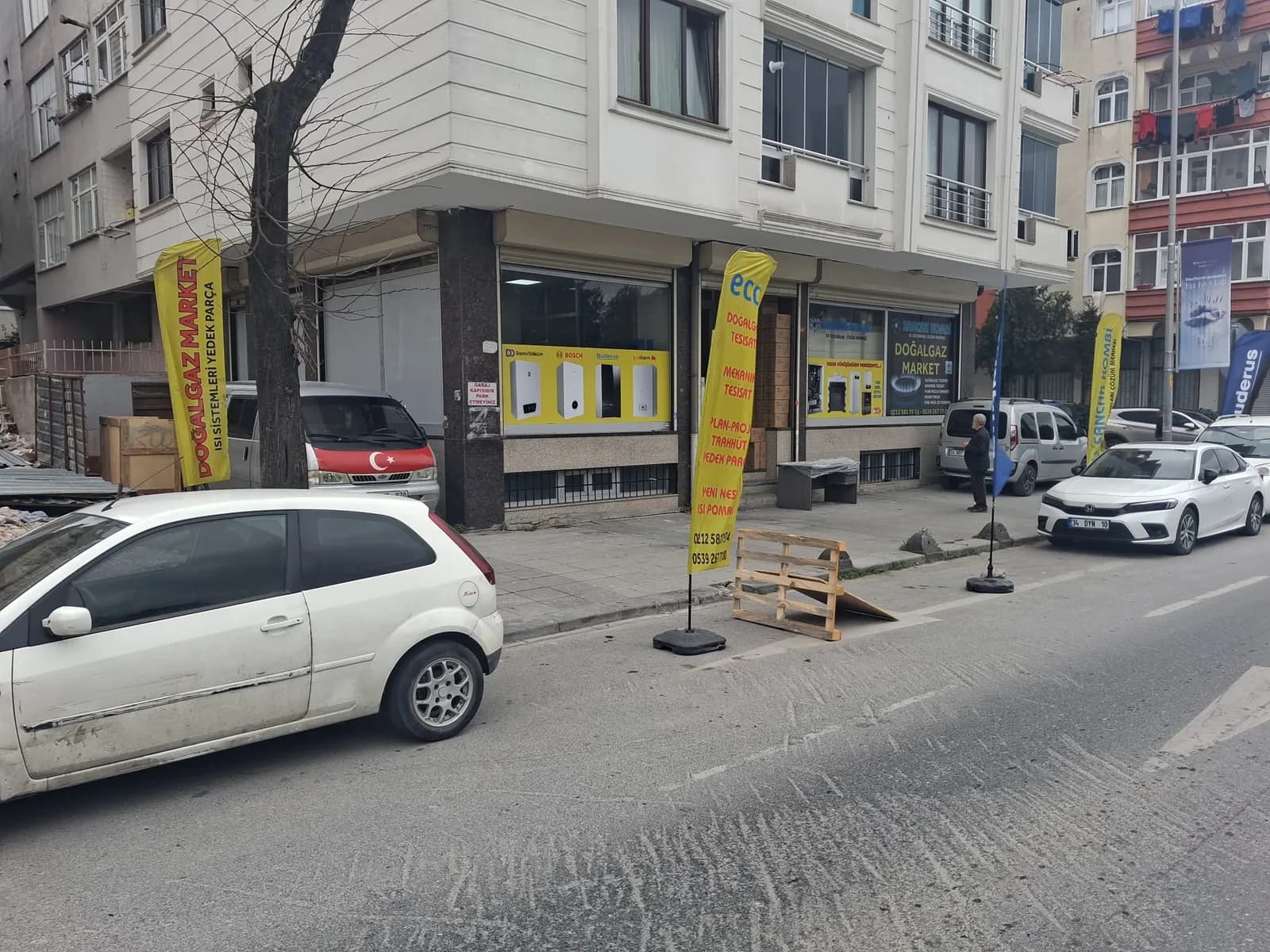 Sancak Kombi dükkan vitrin ve bayraklar
