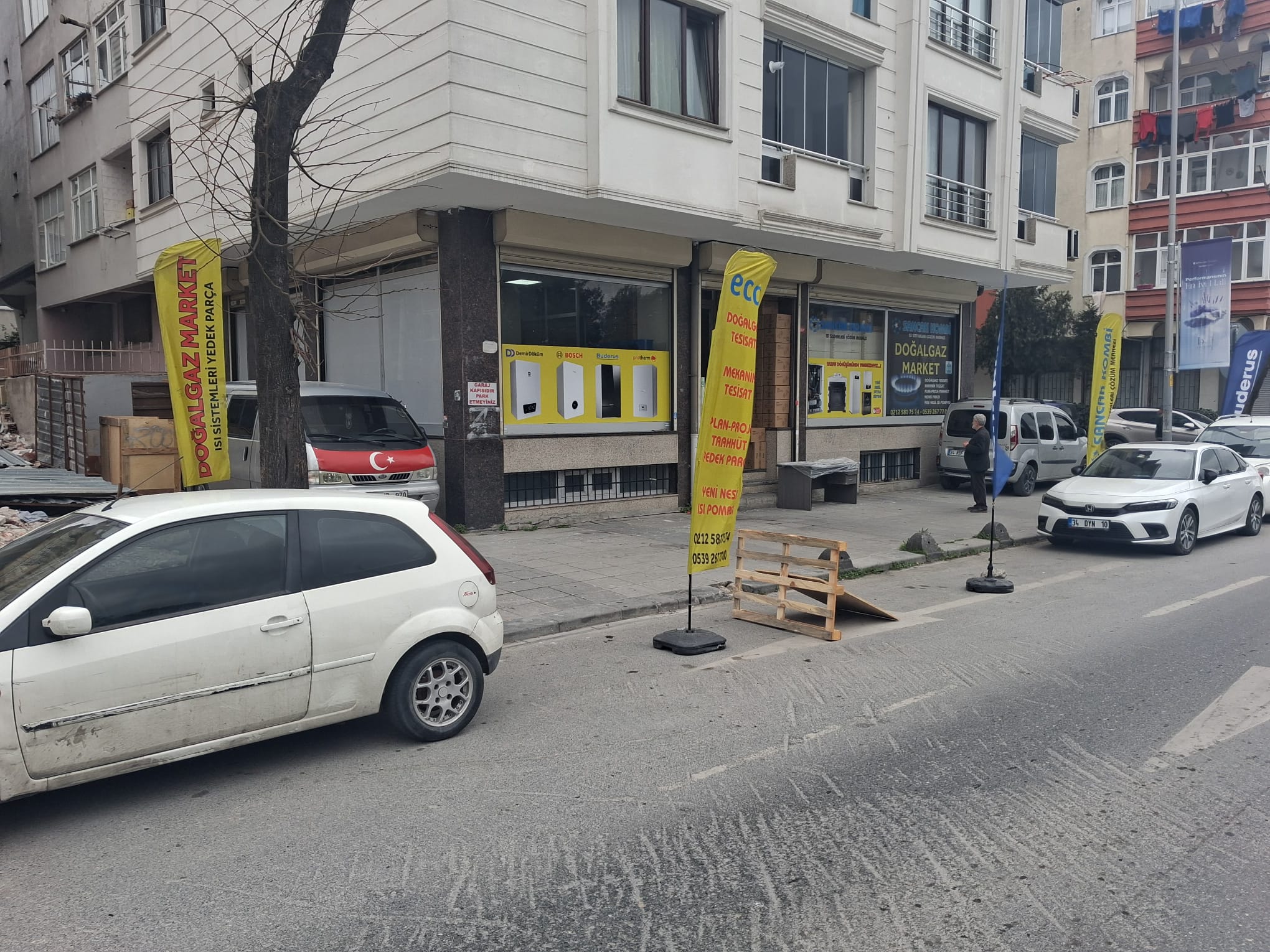 Sancak Kombi dükkan vitrin ve bayraklar